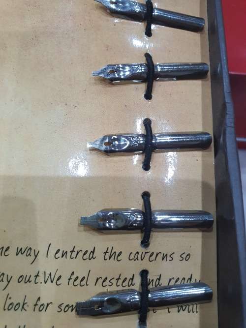 HIGHLY COLLECTABLE INK FEATHER PEN...UNUSED CONDITION