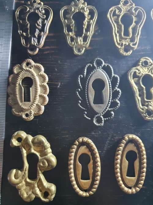 JOB LOT OF 15 SOLID BRASS VINTAGE KEYHOLE