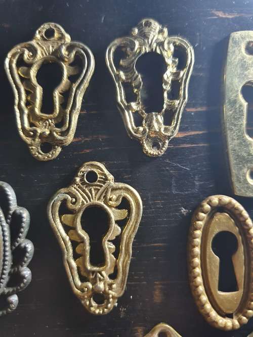 JOB LOT OF 15 SOLID BRASS VINTAGE KEYHOLE