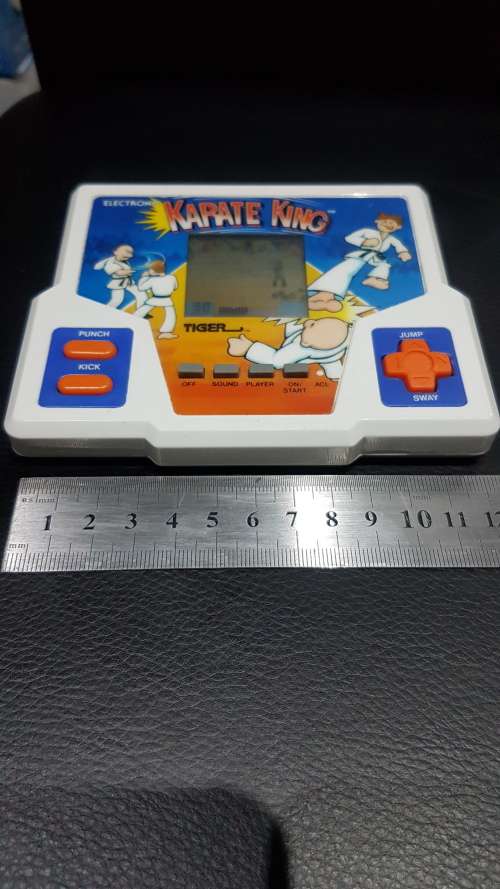 VINTAGE 1988 HAND HELD KARATE KING GAME BY TIGER ELECTRONICS ..WORKING ORDER