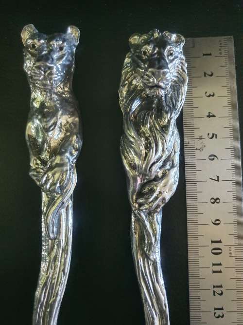 STUNNING PEWTER EMBOSSED LION AND LIONESS SALAD SERVER