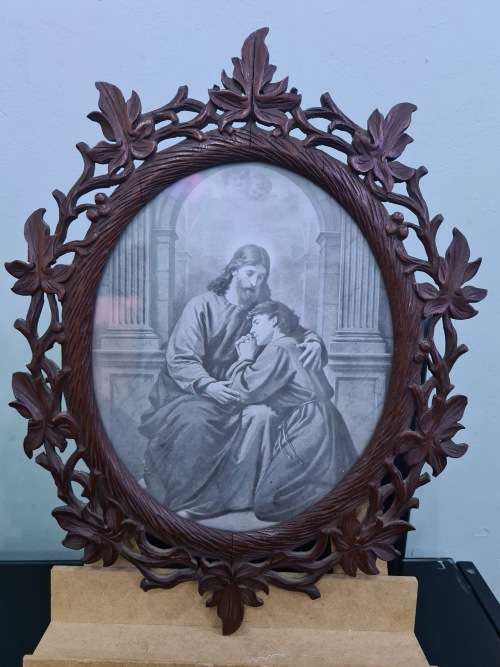 STUNNING ANTIQUE OVAL CARVED WOODEN FRAME..(JESUS ND CHILD BLACK ND WHITE PHOTO