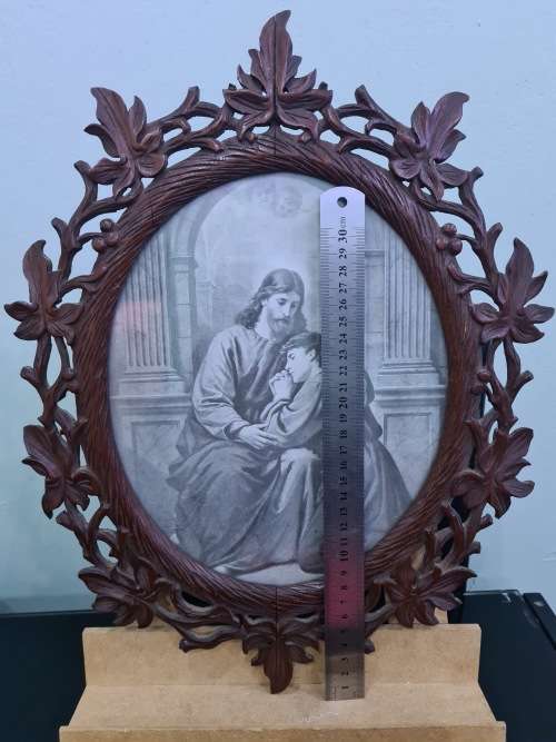 STUNNING ANTIQUE OVAL CARVED WOODEN FRAME..(JESUS ND CHILD BLACK ND WHITE PHOTO