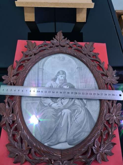 STUNNING ANTIQUE OVAL CARVED WOODEN FRAME..(JESUS ND CHILD BLACK ND WHITE PHOTO