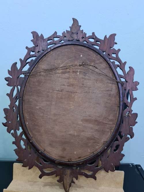 STUNNING ANTIQUE OVAL CARVED WOODEN FRAME..(JESUS ND CHILD BLACK ND WHITE PHOTO