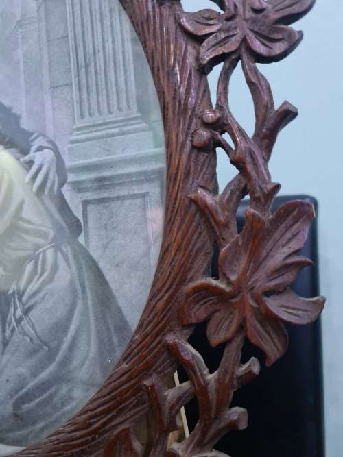 STUNNING ANTIQUE OVAL CARVED WOODEN FRAME..(JESUS ND CHILD BLACK ND WHITE PHOTO