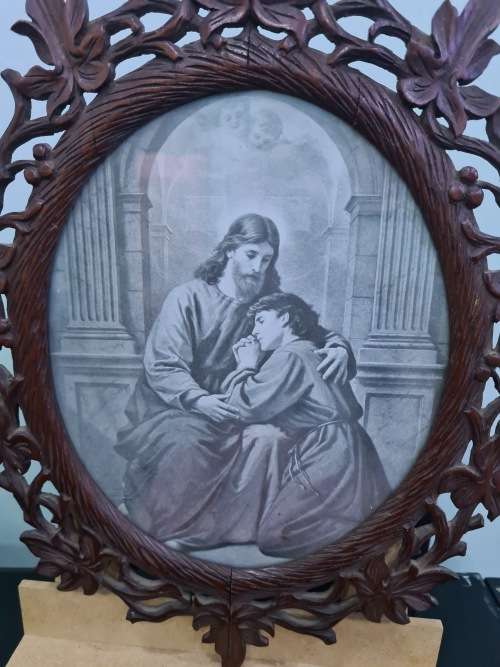 STUNNING ANTIQUE OVAL CARVED WOODEN FRAME..(JESUS ND CHILD BLACK ND WHITE PHOTO