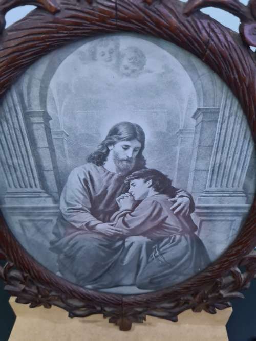 STUNNING ANTIQUE OVAL CARVED WOODEN FRAME..(JESUS ND CHILD BLACK ND WHITE PHOTO