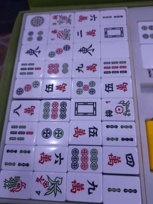 VINTAGE 146 TILES MAH JONG SET WITH 3 DICES AND YELLOW DICE