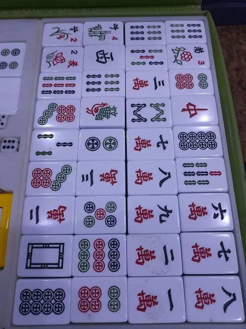 VINTAGE 146 TILES MAH JONG SET WITH 3 DICES AND YELLOW DICE