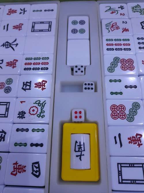 VINTAGE 146 TILES MAH JONG SET WITH 3 DICES AND YELLOW DICE