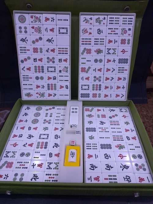 VINTAGE 146 TILES MAH JONG SET WITH 3 DICES AND YELLOW DICE