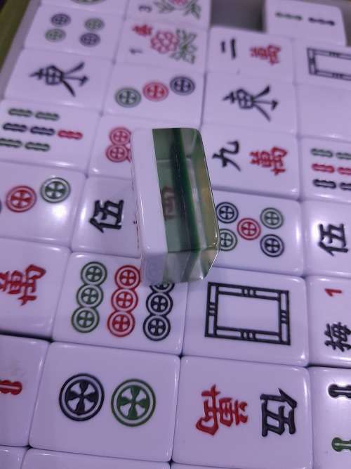 VINTAGE 146 TILES MAH JONG SET WITH 3 DICES AND YELLOW DICE