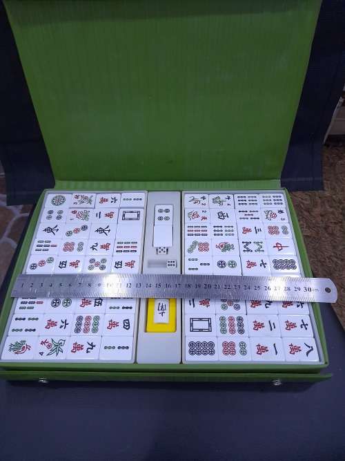 VINTAGE 146 TILES MAH JONG SET WITH 3 DICES AND YELLOW DICE