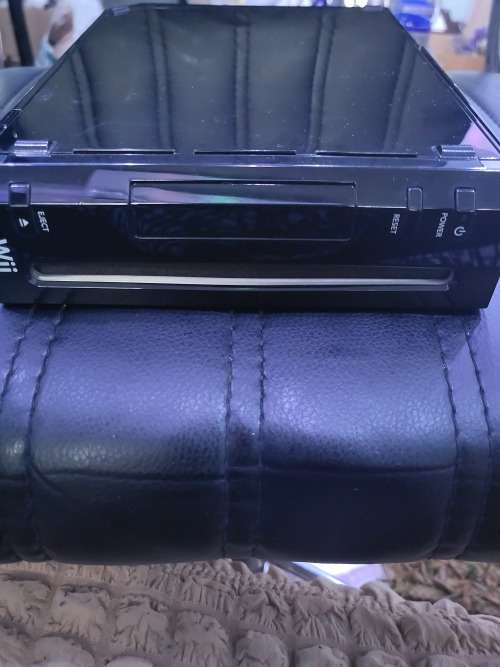 NINTENDO WII SPORTS RESORT PACK (WITH ACCESSORIES) (COMES WITH BOX) (WORKING)