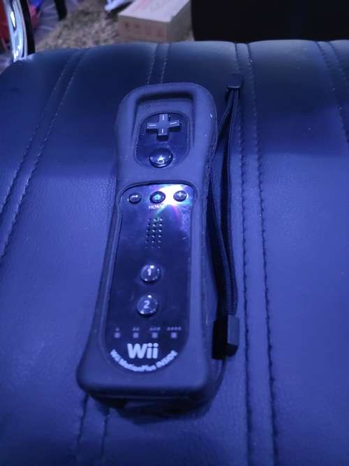 NINTENDO WII SPORTS RESORT PACK (WITH ACCESSORIES) (COMES WITH BOX) (WORKING)