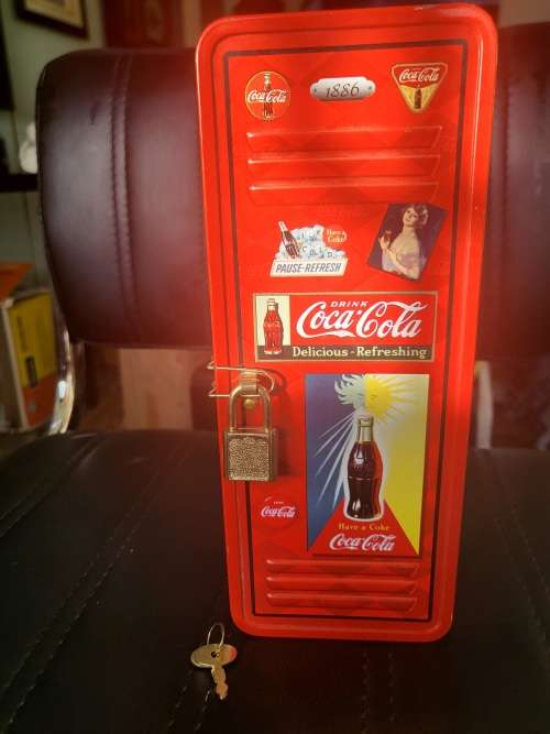 COCA COLA METAL CASE (COMES WITH LOCK AND KEY AS PER PICTURES)