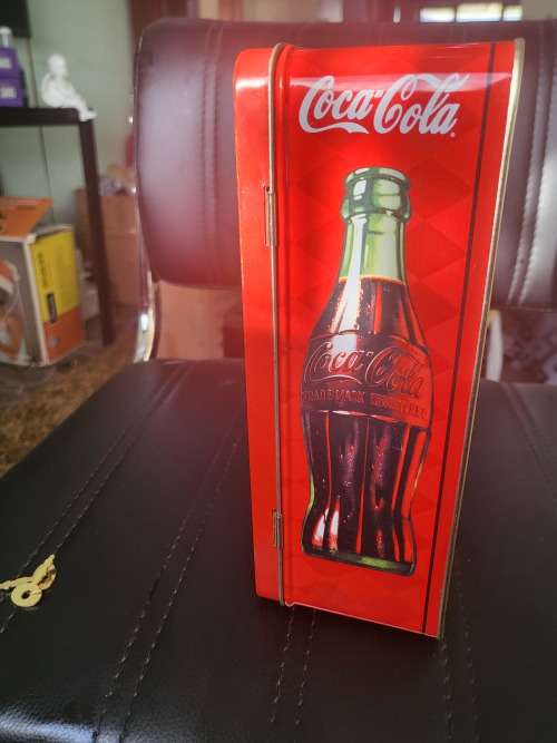 COCA COLA METAL CASE (COMES WITH LOCK AND KEY AS PER PICTURES)