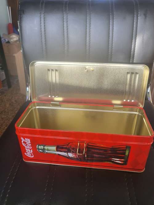 COCA COLA METAL CASE (COMES WITH LOCK AND KEY AS PER PICTURES)