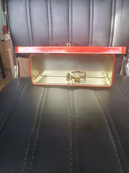COCA COLA METAL CASE (COMES WITH LOCK AND KEY AS PER PICTURES)