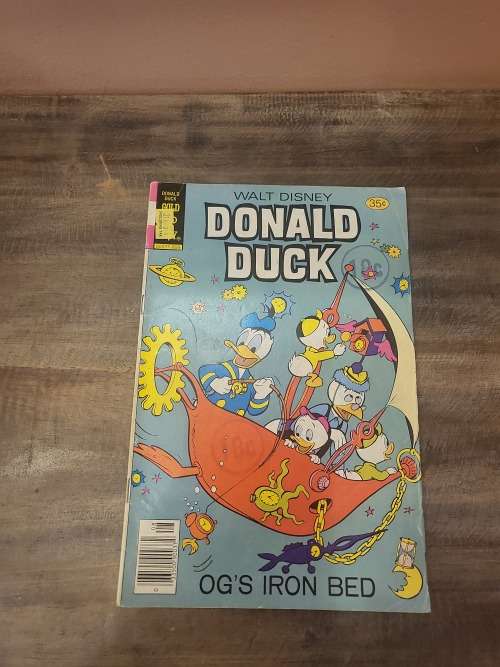 6 X VINTAGE PAPERBACK COMIC BOOKS (PLEASE SEE PICS)