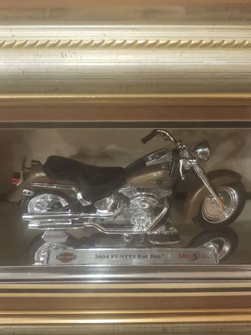 VINTAGE HARLEY DAVIDSON 2004 FLSTFI FAT BOY MAISTO MOTORCYCLE FIGURE IN A FRAME