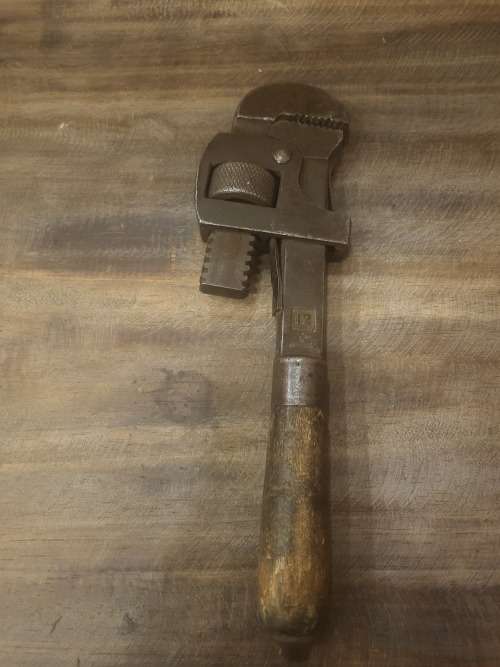 VINTAGE ADJUSTABLE PIPE WRENCH (MADE IN USA)