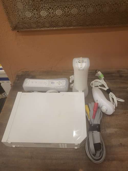 NINTENDO WIIFIT (WORKING) (COMES WITH 4 GAMES) (PLEASE SEE PICS FOR MORE DETAILS)
