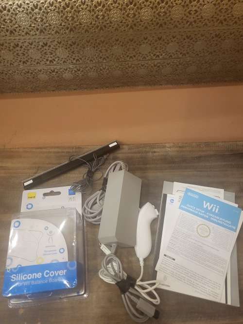 NINTENDO WIIFIT (WORKING) (COMES WITH 4 GAMES) (PLEASE SEE PICS FOR MORE DETAILS)