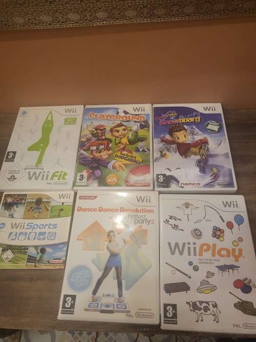 NINTENDO WIIFIT (WORKING) (COMES WITH 4 GAMES) (PLEASE SEE PICS FOR MORE DETAILS)