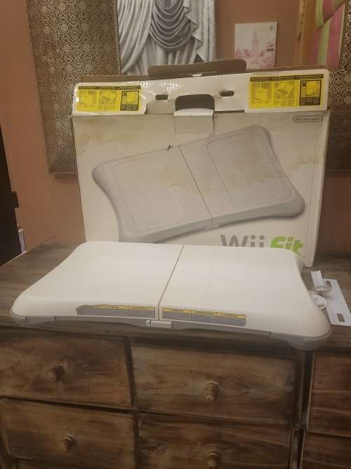 NINTENDO WIIFIT (WORKING) (COMES WITH 4 GAMES) (PLEASE SEE PICS FOR MORE DETAILS)