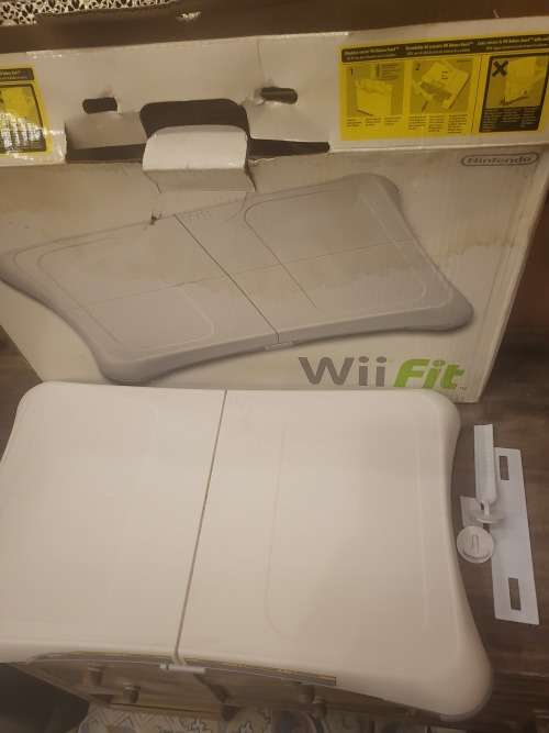 NINTENDO WIIFIT (WORKING) (COMES WITH 4 GAMES) (PLEASE SEE PICS FOR MORE DETAILS)