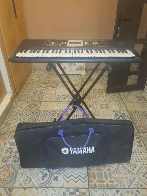 YAMAHA PSR E223 PIANO (ITEM IN WORKING CONDITION) (COMES WITH CARRIER CASE AND CABLES)