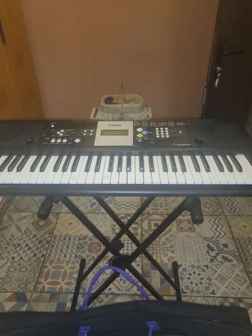 YAMAHA PSR E223 PIANO (ITEM IN WORKING CONDITION) (COMES WITH CARRIER CASE AND CABLES)