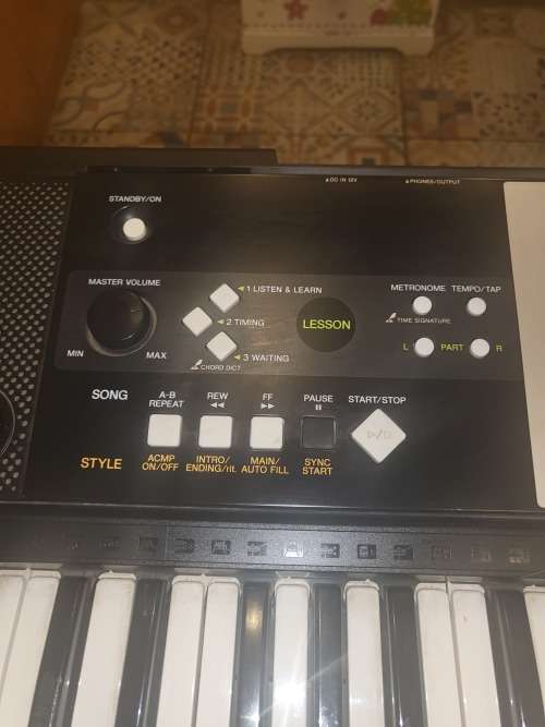 YAMAHA PSR E223 PIANO (ITEM IN WORKING CONDITION) (COMES WITH CARRIER CASE AND CABLES)