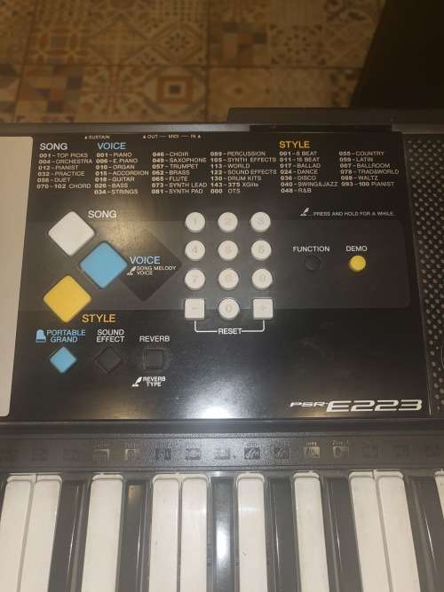 YAMAHA PSR E223 PIANO (ITEM IN WORKING CONDITION) (COMES WITH CARRIER CASE AND CABLES)