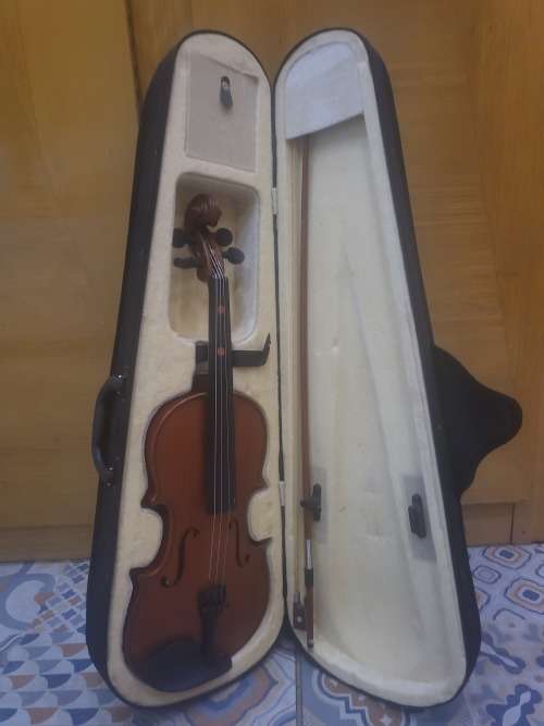VIOLIN (COMES WITH VIOLIN BOW)  (SELLING AS PER PICS) (NEEDS SOME ATTENTION)