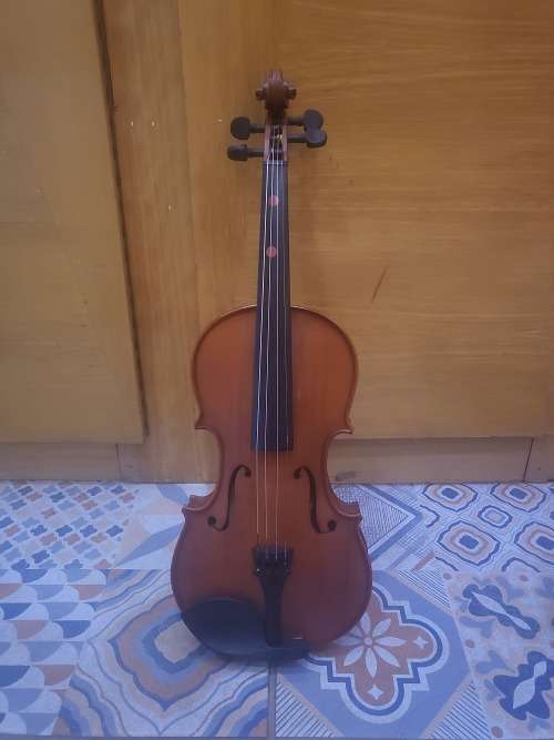 VIOLIN (COMES WITH VIOLIN BOW)  (SELLING AS PER PICS) (NEEDS SOME ATTENTION)