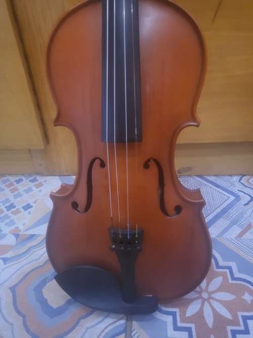 VIOLIN (COMES WITH VIOLIN BOW)  (SELLING AS PER PICS) (NEEDS SOME ATTENTION)