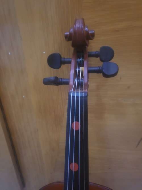 VIOLIN (COMES WITH VIOLIN BOW)  (SELLING AS PER PICS) (NEEDS SOME ATTENTION)