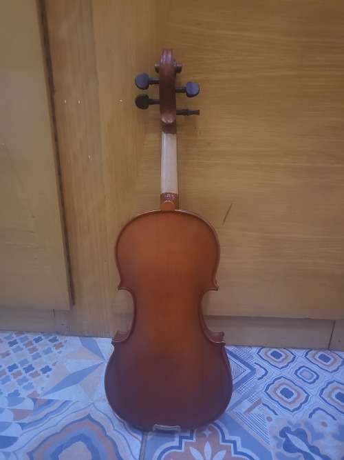VIOLIN (COMES WITH VIOLIN BOW)  (SELLING AS PER PICS) (NEEDS SOME ATTENTION)