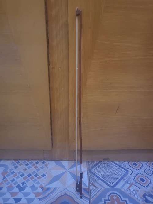 VIOLIN (COMES WITH VIOLIN BOW)  (SELLING AS PER PICS) (NEEDS SOME ATTENTION)