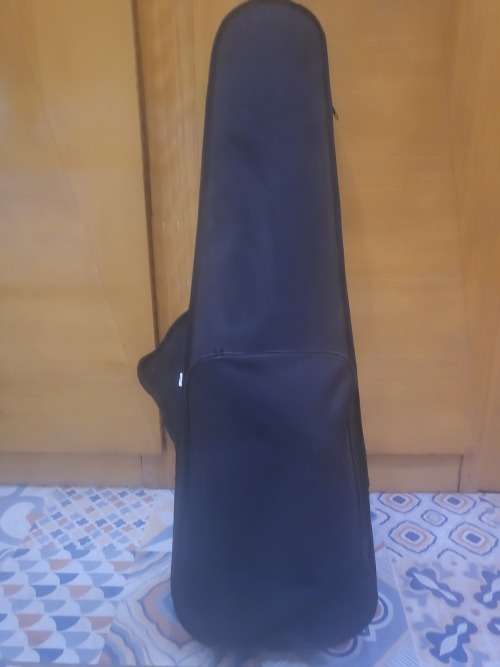 VIOLIN (COMES WITH VIOLIN BOW)  (SELLING AS PER PICS) (NEEDS SOME ATTENTION)