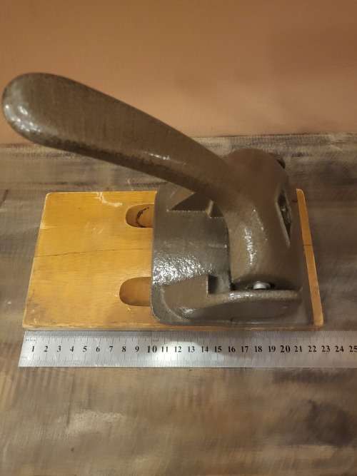 VINTAGE SOLID METAL PUNCH ON WOODEN PLATFORM (GALA MAKE) (WORKING)