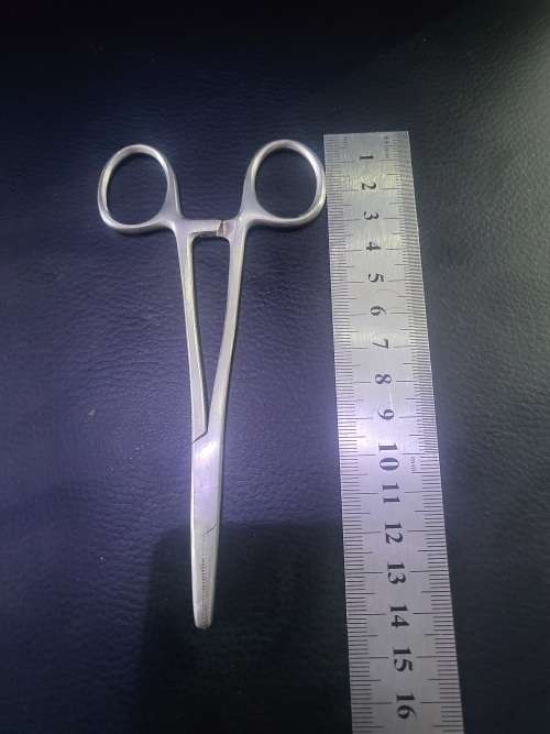 SET OF 4 MEDICAL SCISSORS AND 1 MEDICAL TWEEZER