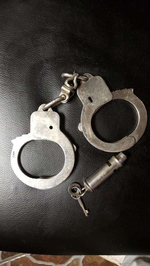 VINTAGE RARE S.A.P HANDCUFF WITH KEY AND S.A.P WHISTLE