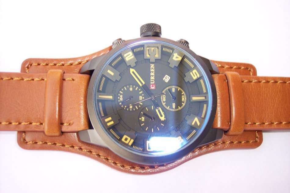 CURREN 8225 Large Dial Quartz Date Fashion Watch. Leather Band. Water-resistant