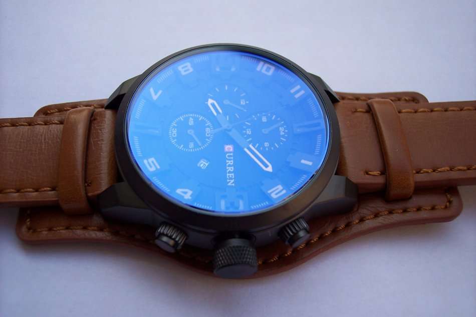 CURREN 8225 Large Dial Quartz Date Fashion Watch. Leather Band. Water-resistant