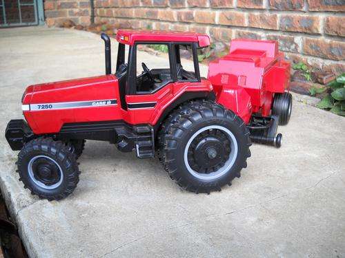 ERTL Case IH 7250 tractor and Case IH 8575 Silage Special Baler with one plastic bale 1/16 Scale