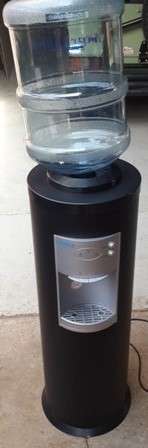 Hot and cold water dispenser